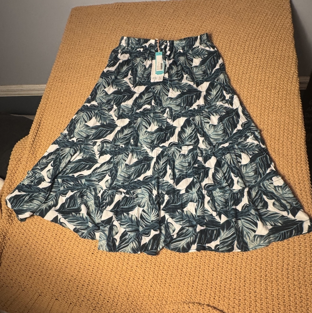 NWT Skies Are Blue tropical palm leaf tiered skirt. Size Medium